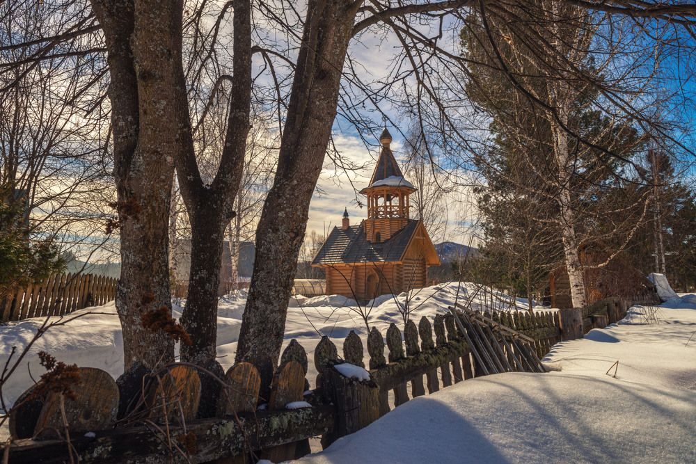 Среди снегов белых.