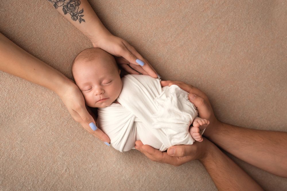 Маленькая Ангелина в руках любящих родителей