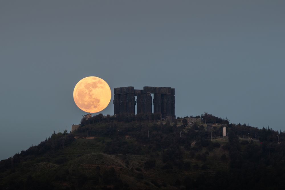Chronicle of Georgia and the Moon