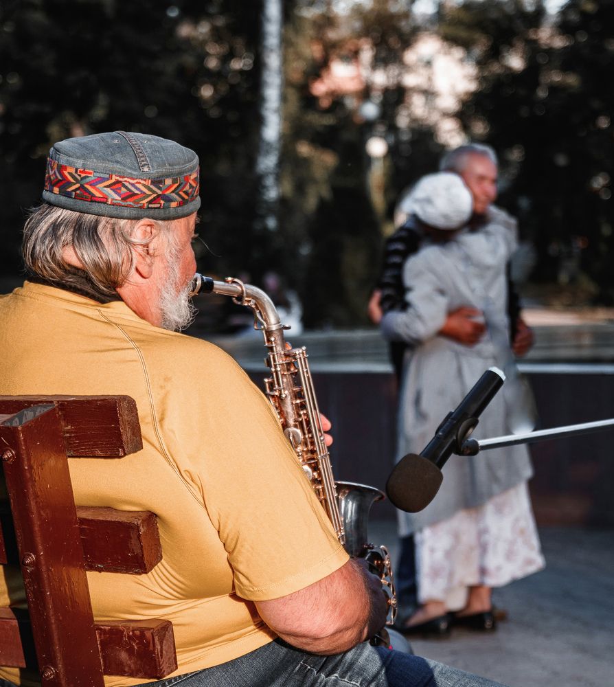 Уличный музыкант-саксофонист.