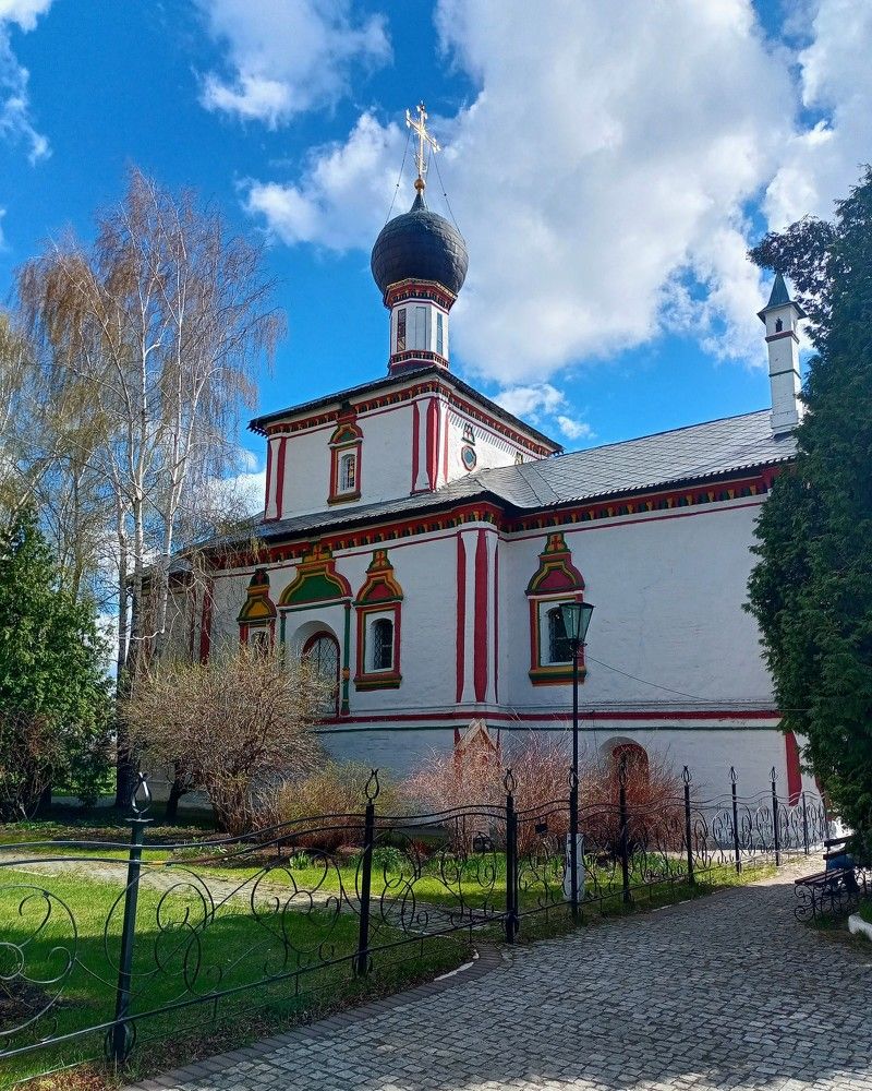 У Троицкого храма