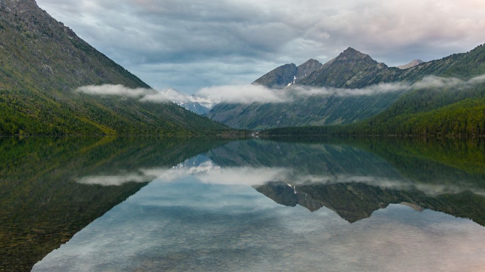 Утро на Мультинском озере. Алтай.