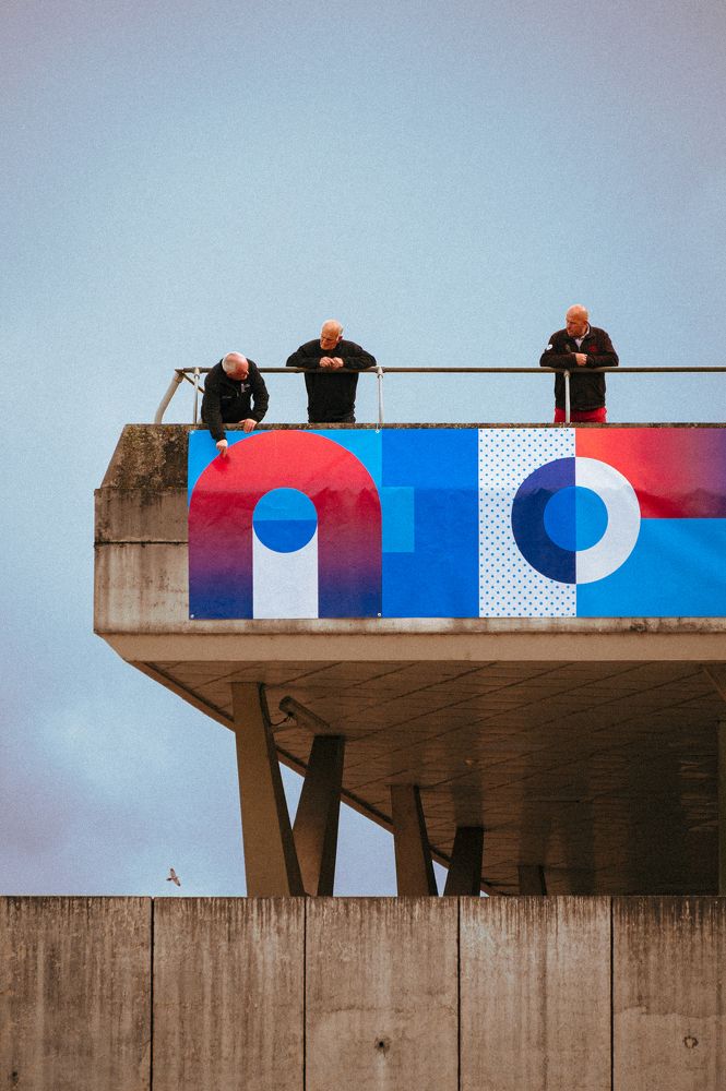 Travailleurs sur un balcon