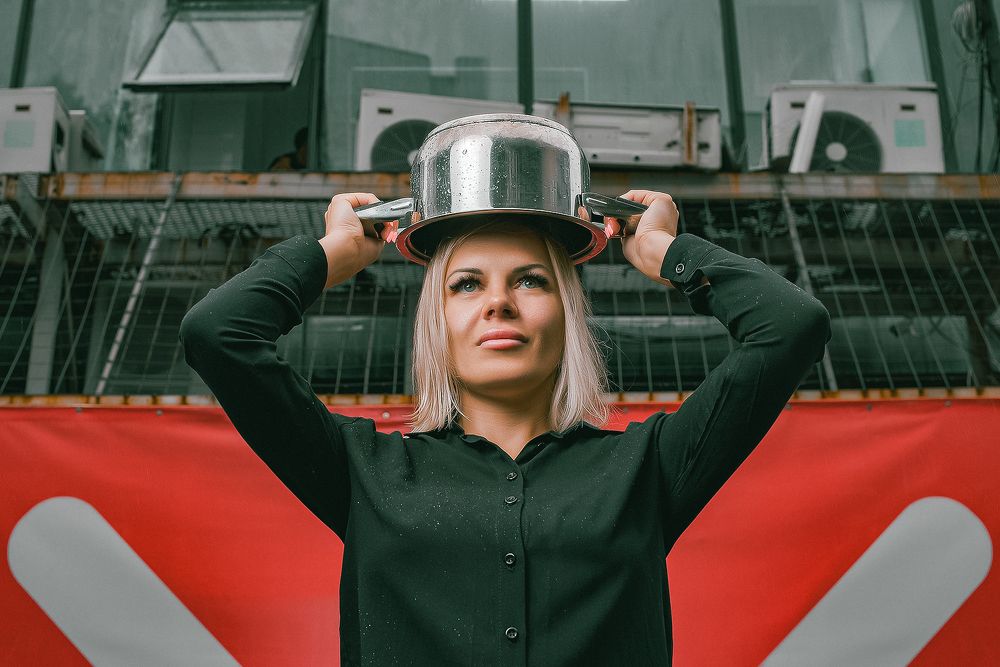 Женщина с кастрюлей