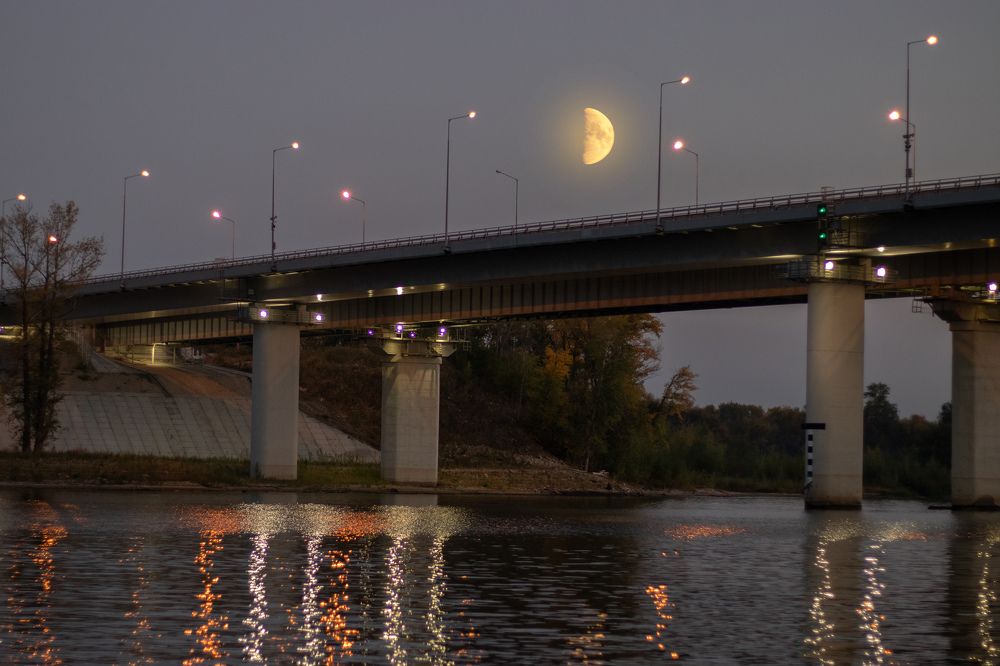 Луна над мостом