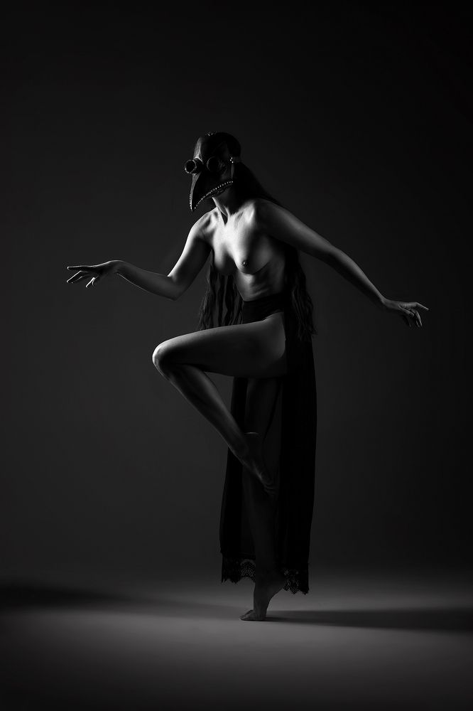 "Игра тайн и обнаженной истины"