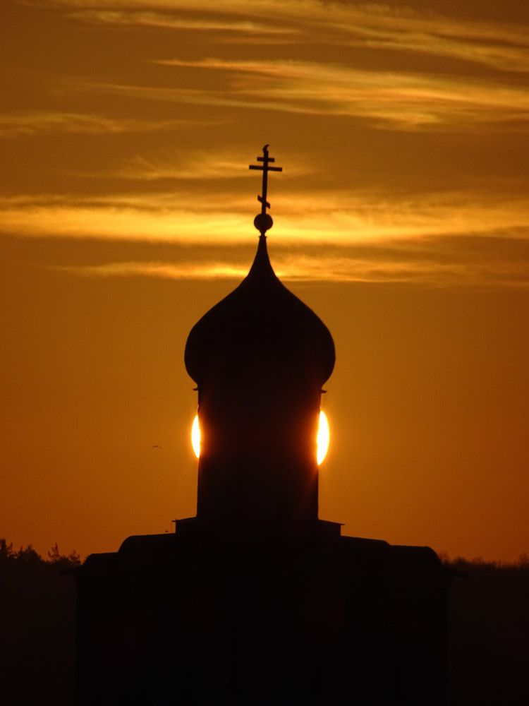 Восход за куполом храма