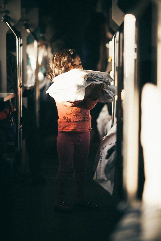 Девочка в поезде!