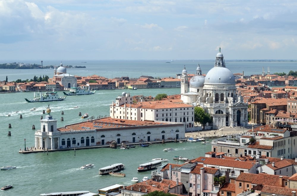 Вид на Гранд канал и Собор Санта-Мария делла Салюте в Венеции
