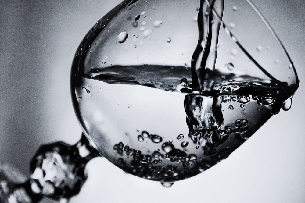 вода в бокале