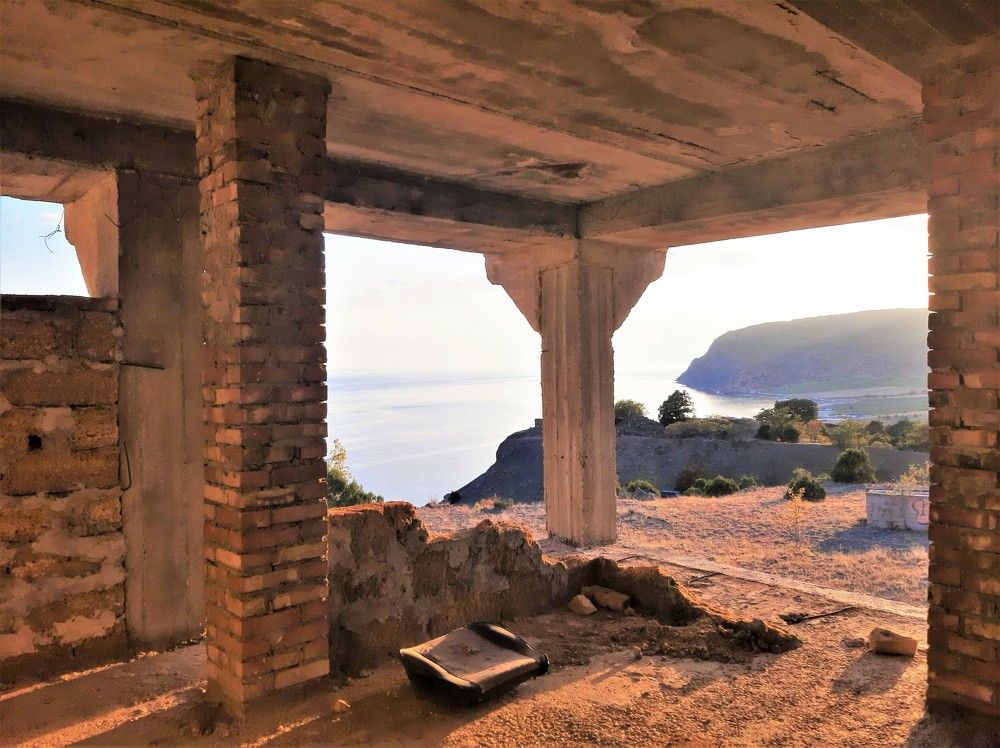 Заброшенное здание, горный массив Караул-Оба