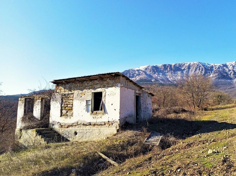 Заброшенный домик у подножия Чигенитры