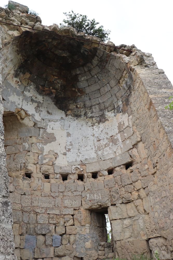 Внутри разбитой башни