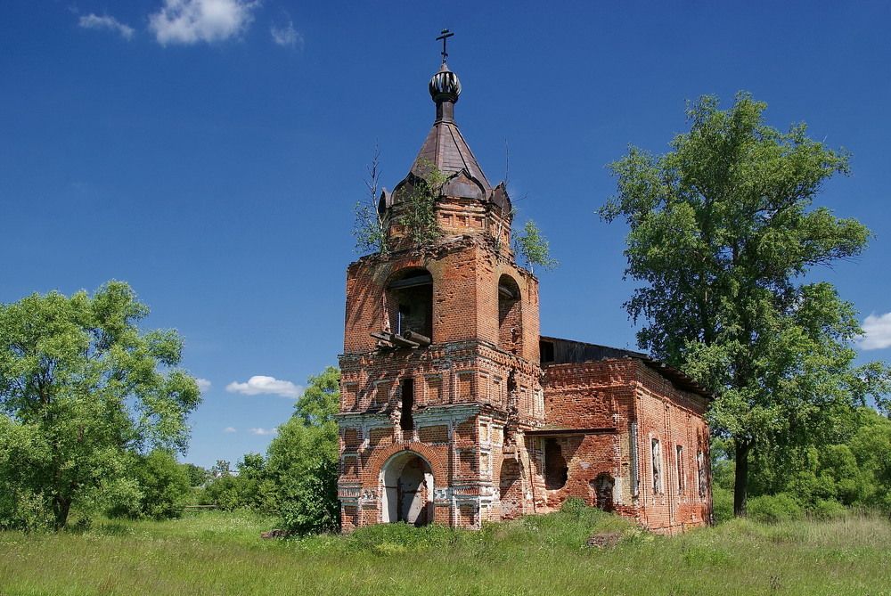 Заброшенный храм в селе Головино