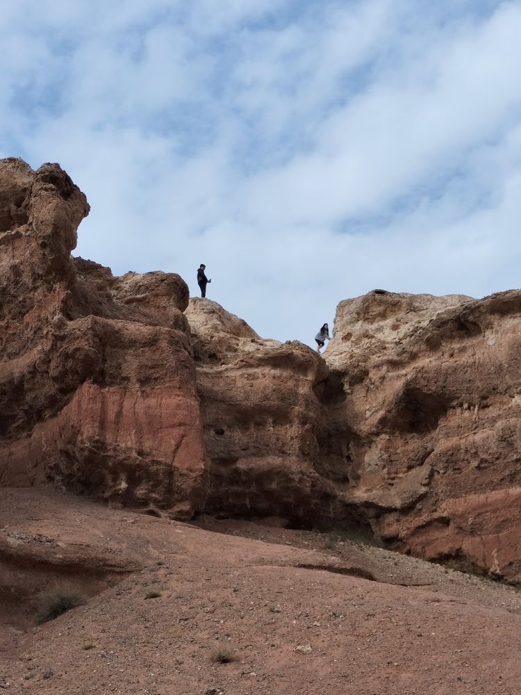 Небо и каменные изваяния