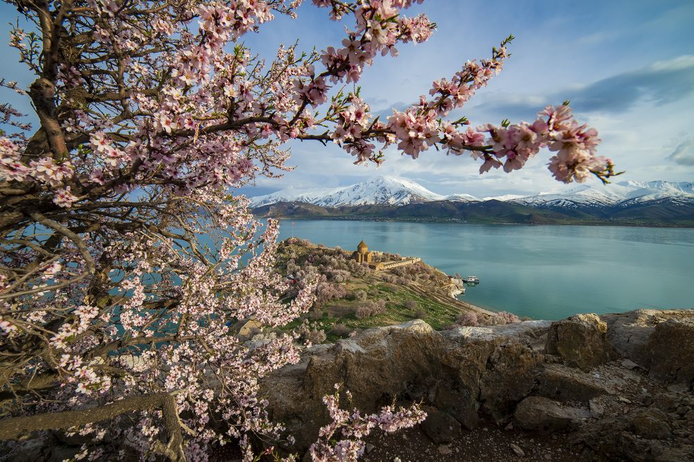 Ahtamara Adasında İlkbahar
