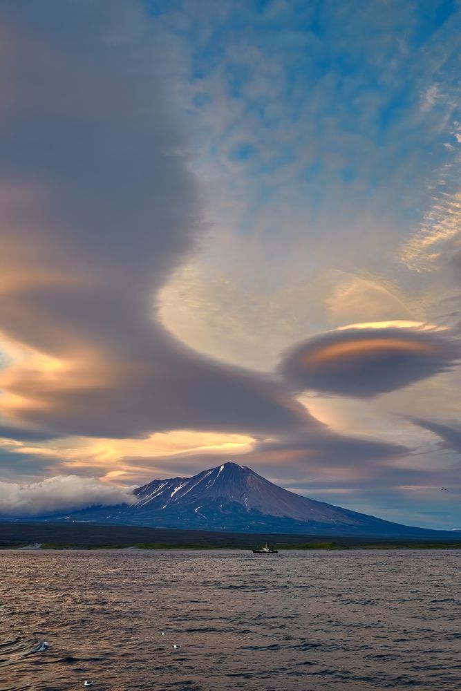 вулкан, судно и НЛО