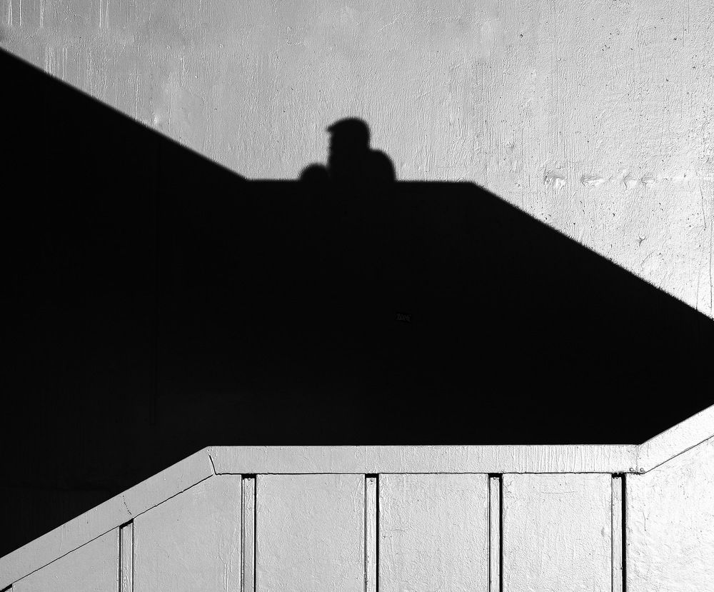 Simetrik çizgiler ve gölgenin dansı