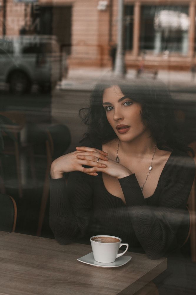 Девушка в кафе