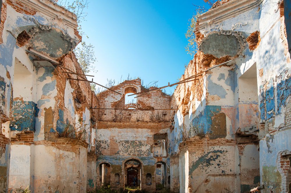 Между  старых стен