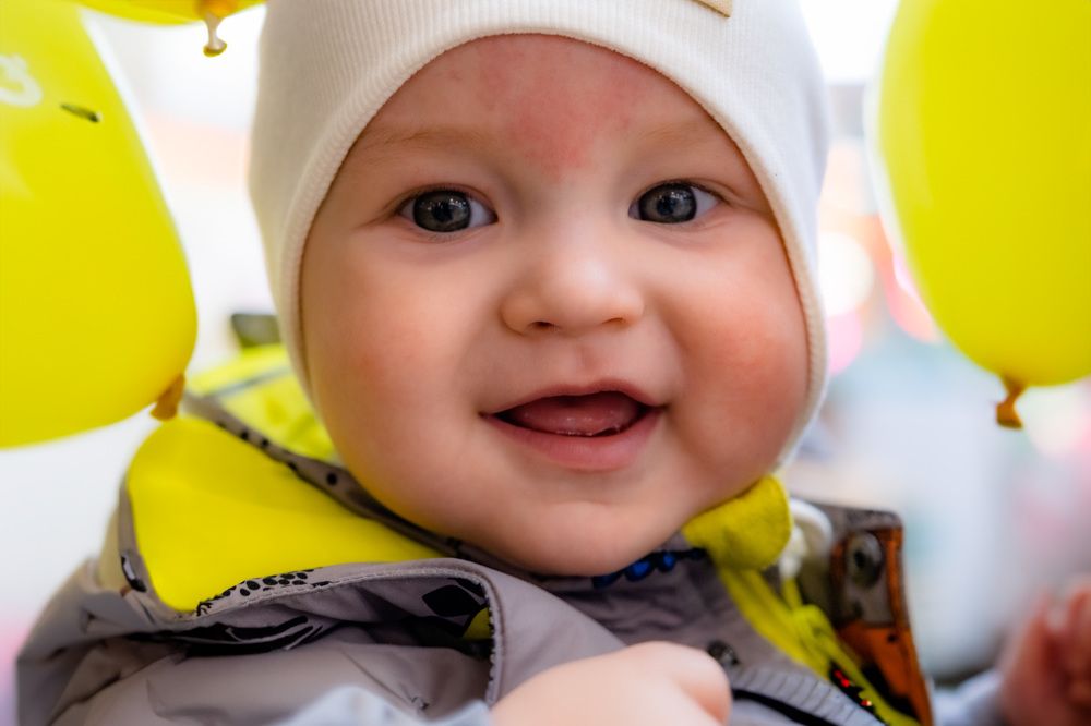 УЛЫБАЮЩИЙСЯ ГОДОВАЛЫЙ МАЛЫШ