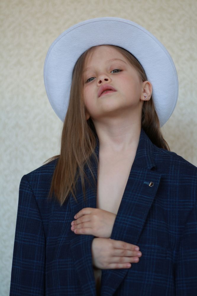 Девочка в шляпе