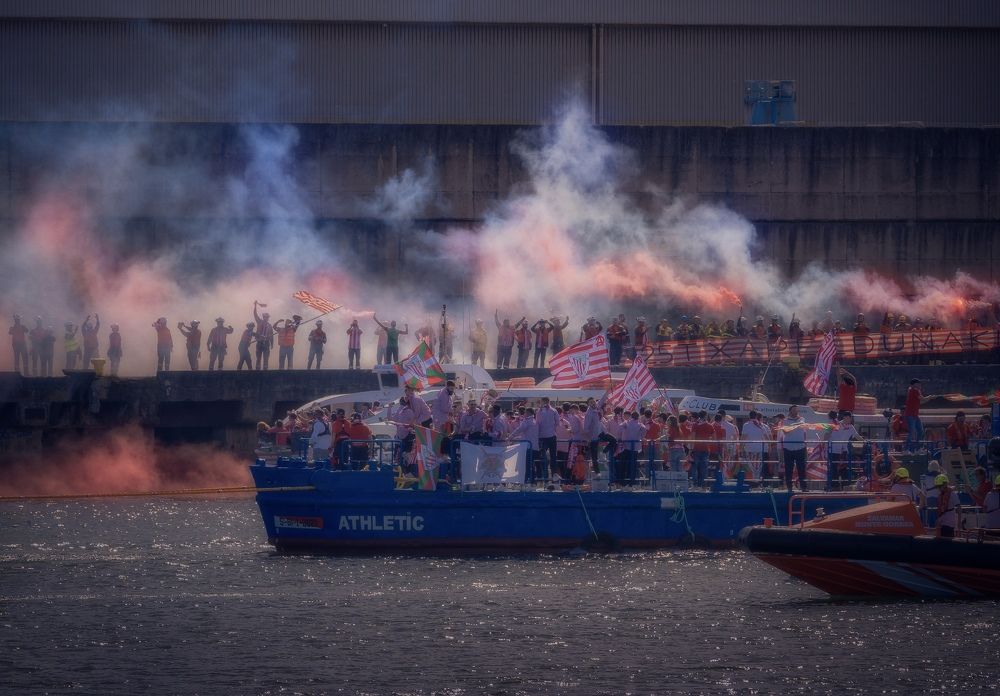 La Gabarra por la Ria del Bilbao