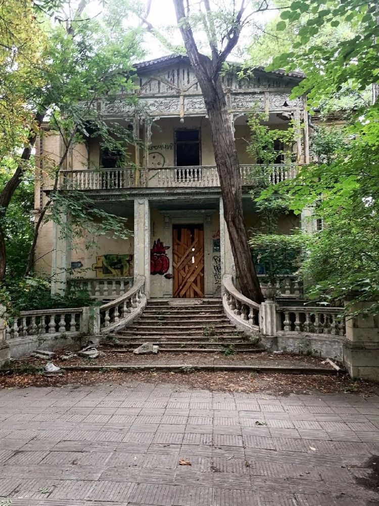 В заросшем парке, стоит старинный, дом, забиты окна и мрак царит извечно в нем