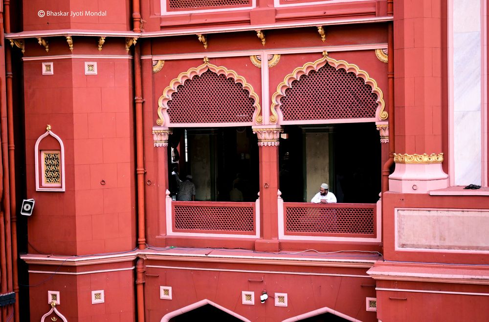 Contemplation in Covering: A Moment in the Mosque