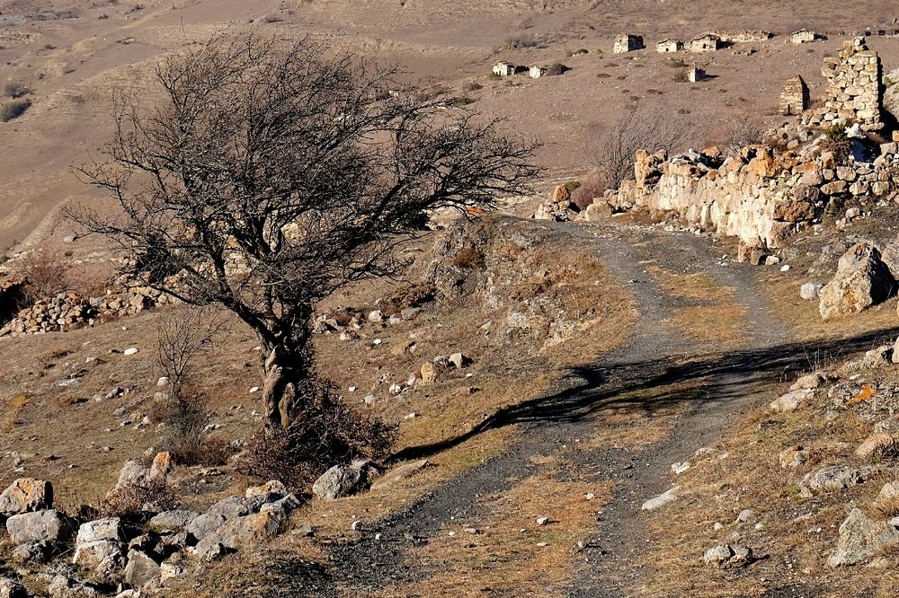В развалинах