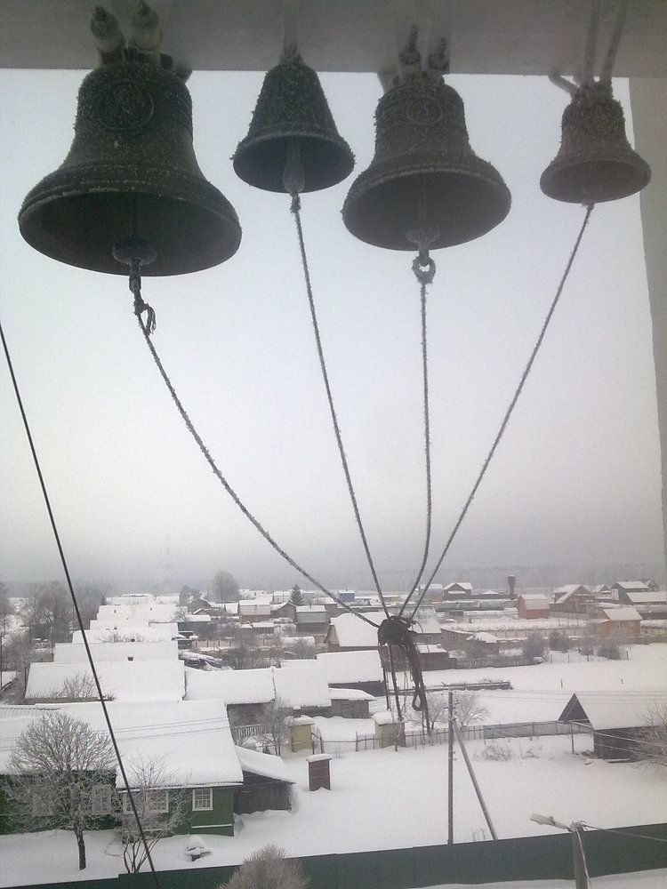 старый провославный храм на берегу зимой