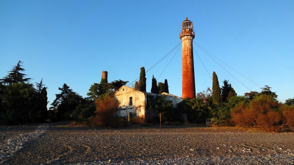 Заброшки у маяка, расположенного в столице Абхазии - городе Сухуме