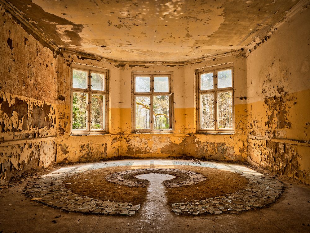 THE ROUND OPERATIONS ROOM