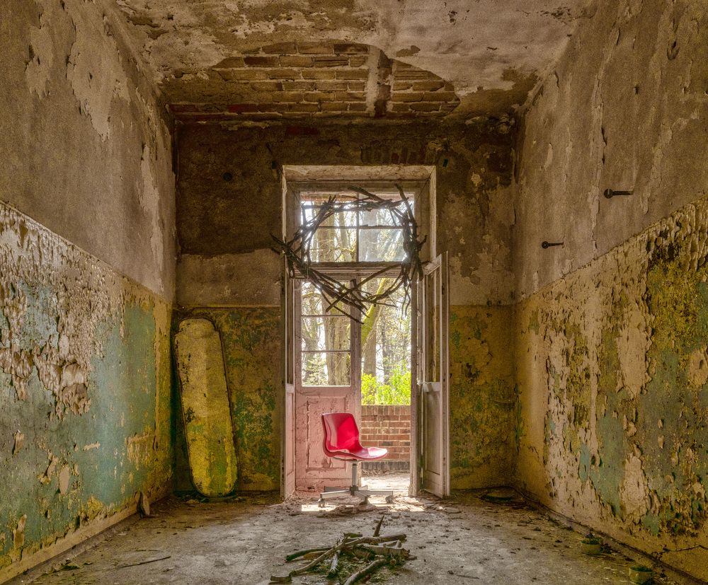 THE RED CHAIR UNDER THE CROWN OF THORNS
