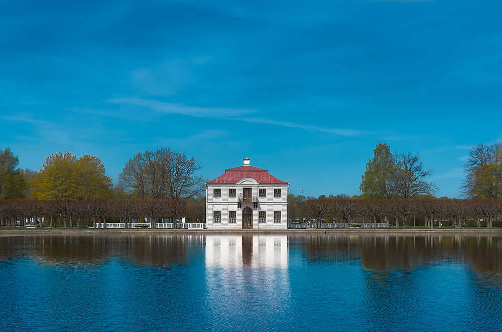 Расплескалась синева.