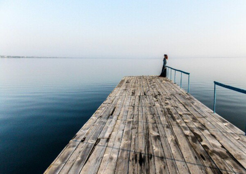 Утро. Пирс. Девушка