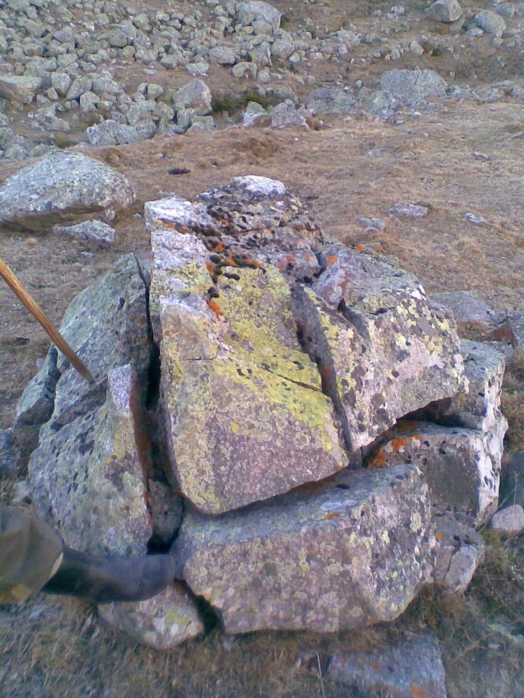 Природой "разрезанный" камень