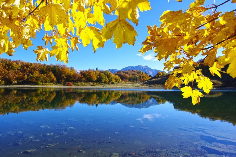 Осень на горном озере