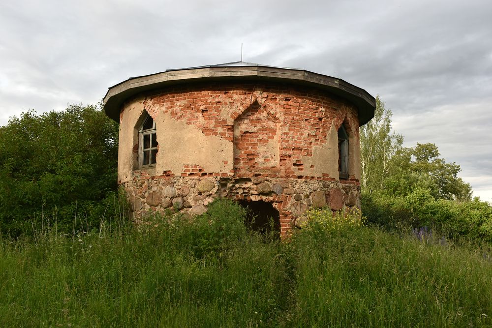 Заброшенная часовня-усыпальница.