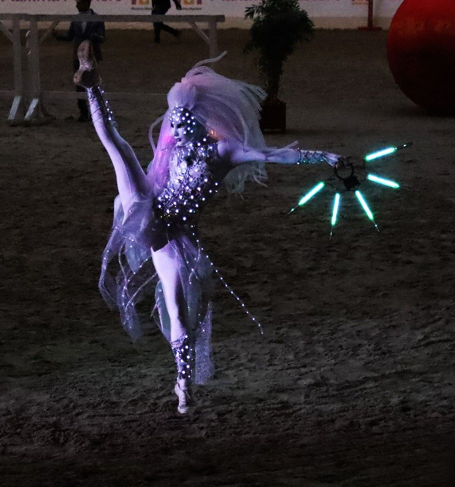 Неоновая дива