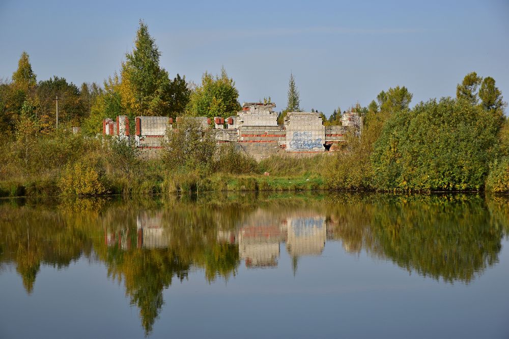 Развалины дома у пруда.