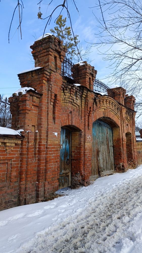 Из красного кирпича