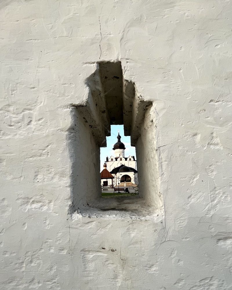 Град на острове стоит