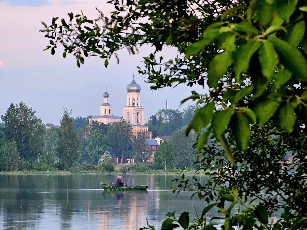 Собор, озеро, рыбак