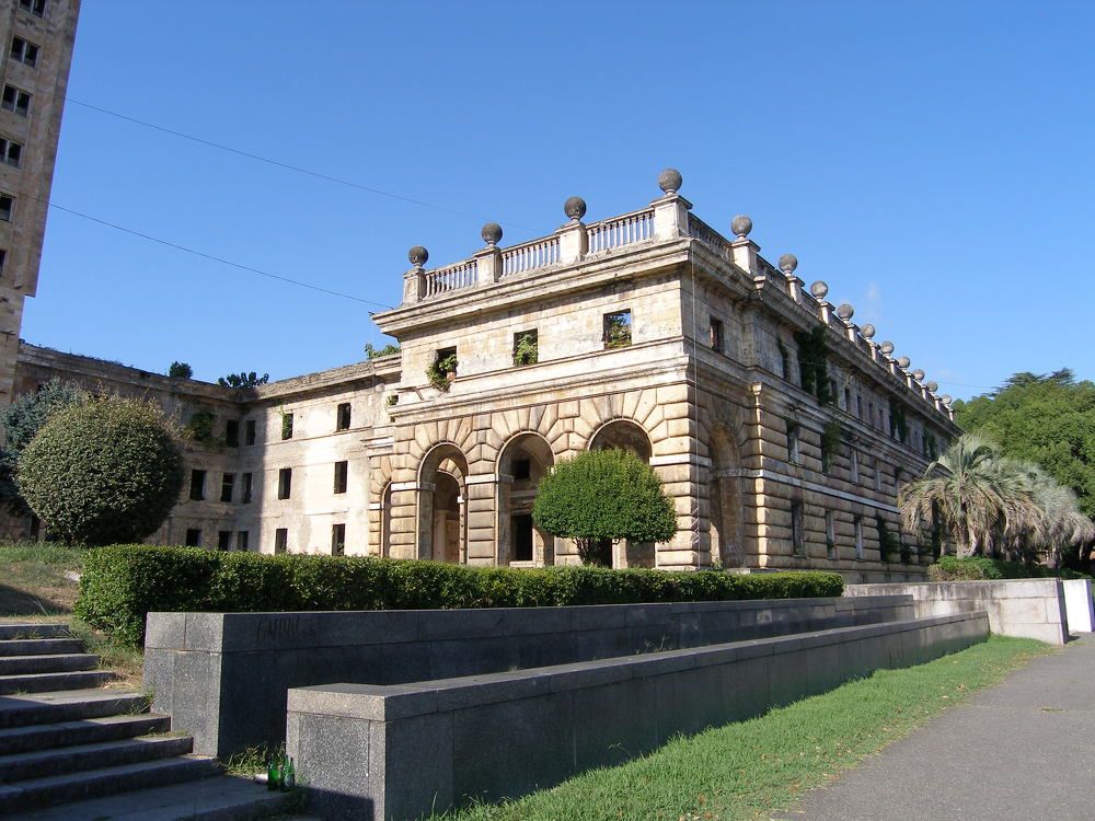 Сухум. Центр. Здание правительства после войны