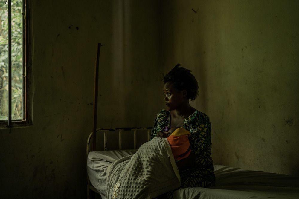 une maman dans un hôpital a idjwi avec son enfant malade.