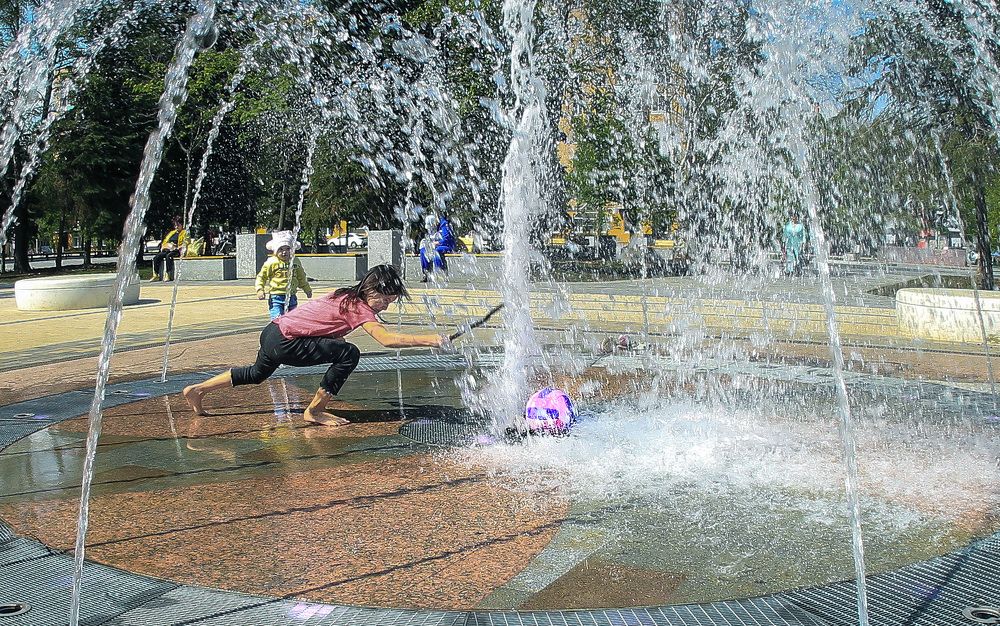 Уронила Таня мяч