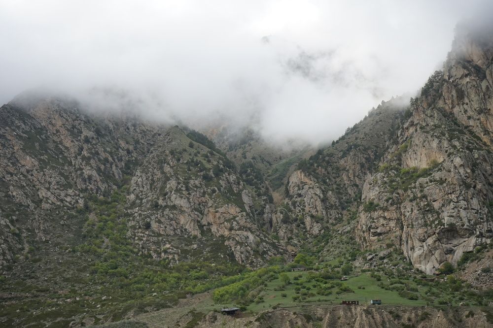 У подножия гор.