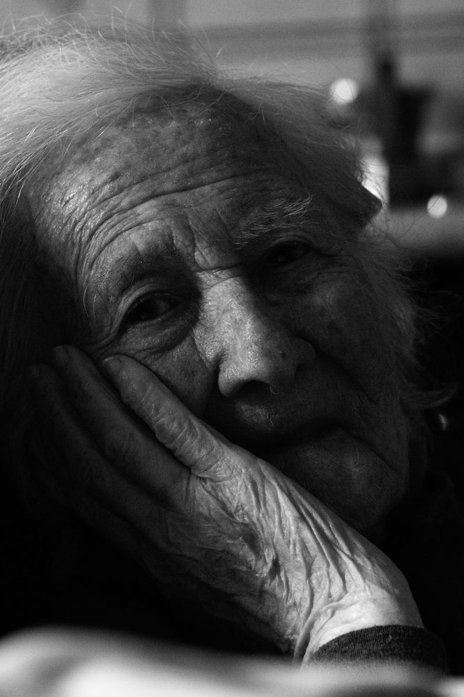 Velatura Temporale: Ritratto in Bianco e Nero