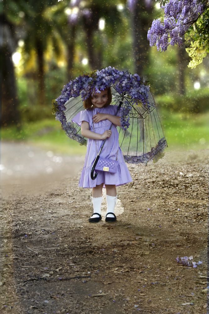 Маленькая модница и цветочный зонт